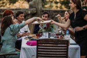 Organización Catering Boda Hambroneta Naroa y Jon sirviendo
