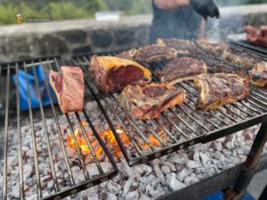 Hambroneta Catering Fiesta Amaia Gorka preparacion chuleton