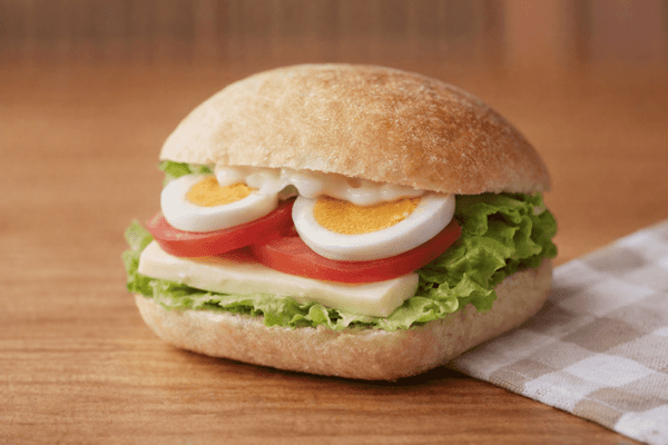 Pulga vegetal con tomate, queso, huevo, lechuga y mahonesa (sin gluten)