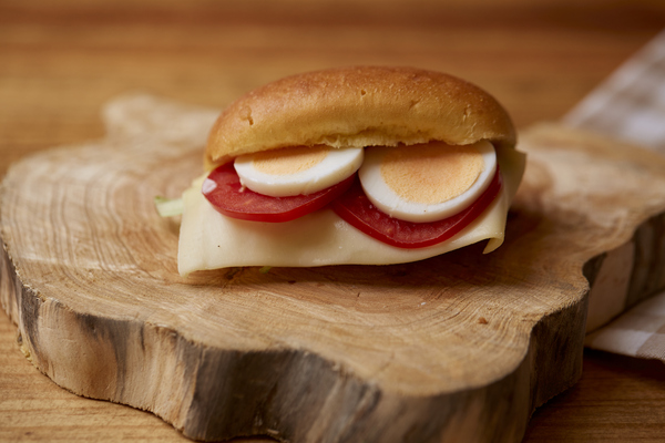 media noche tomate queso huevo