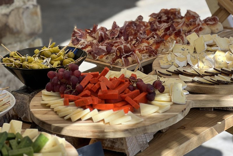 bandeja-de-pintxos-frios-para-eventos-en-bizkaia-con-tartaletas-y-brochetas