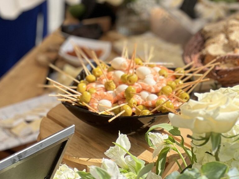catering-de-pintxos-para-bodas-en-bizkaia-durante-el-aperitivo-de-bienvenida