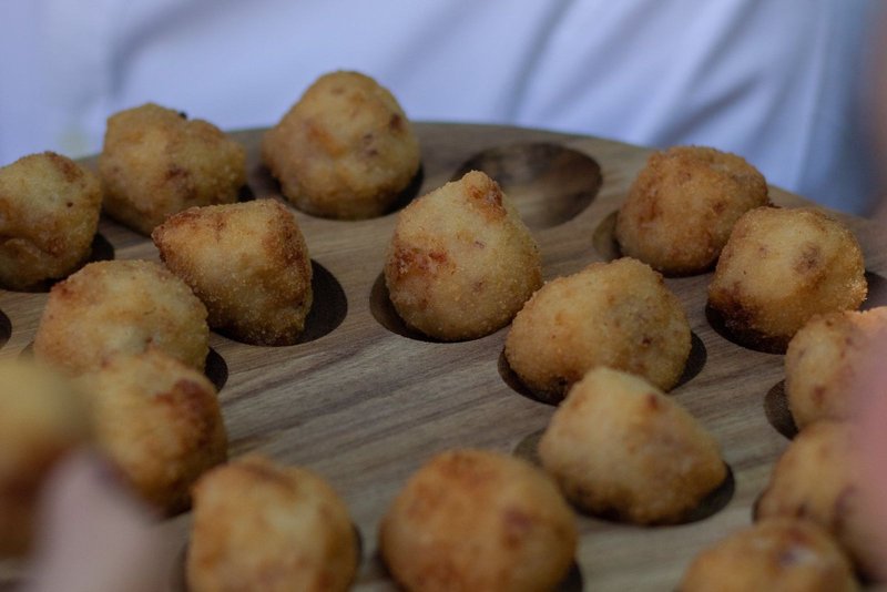 pintxos-calientes-de-catering-servidos-al-momento-en-un-evento-en-bilbao
