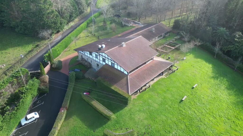 Caserío de la finca Larrakoetxea para bodas y eventos en Plentzia (Bizkaia), visto desde el aire