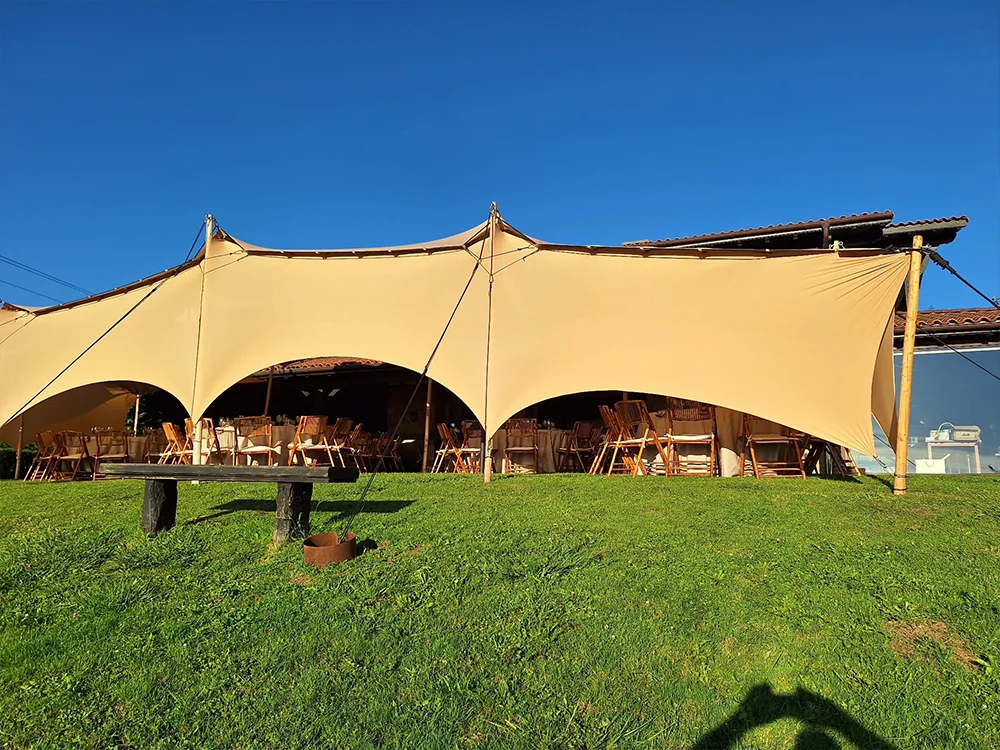 Carpa beduina para bodas al aire libre en la costa vasca, en la finca Larrakoetxea